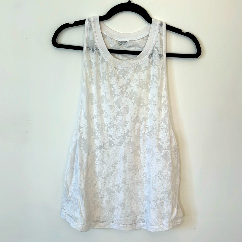 Lorna Jane white tank fits like sz small.